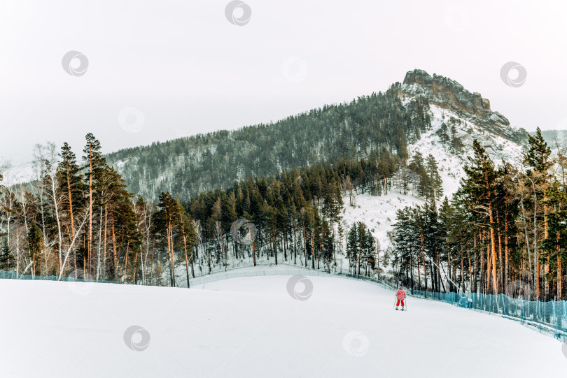 Скачать Красноярск, Россия, 9 января 2021 года, сноубордист-лыжник, скользящий по заснеженному склону фотосток Ozero