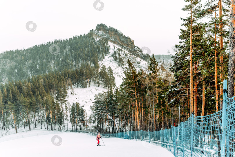 Скачать Красноярск, Россия, 9 января 2021 года, сноубордист-лыжник, скользящий по заснеженному склону фотосток Ozero