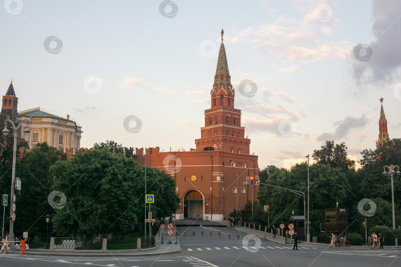 Скачать вид на Боровицкую башню Московского Кремля, правительственный вход фотосток Ozero