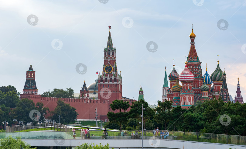 Скачать Вид на Кремль и Спасскую башню. фотосток Ozero