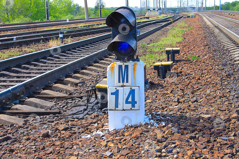 Скачать Железнодорожный светофор, регулирующий движение транспорта фотосток Ozero