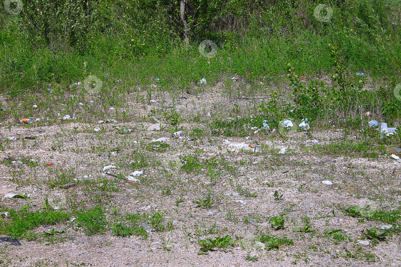 Скачать Люди загрязняют окружающую среду фотосток Ozero