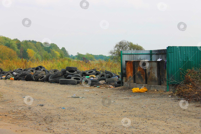 Скачать Люди загрязняют окружающую среду фотосток Ozero