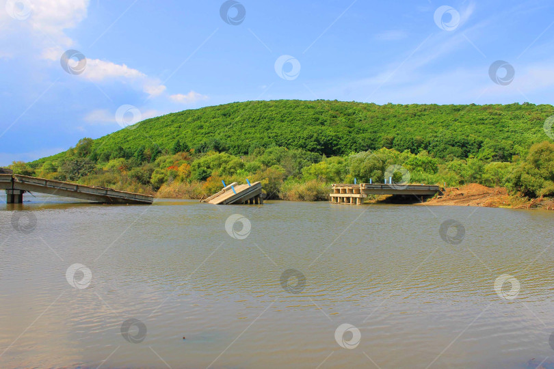 Скачать Разрушенный мост фотосток Ozero