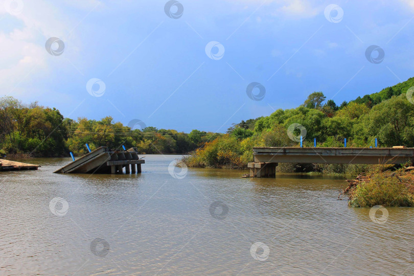 Скачать Разрушенный мост фотосток Ozero