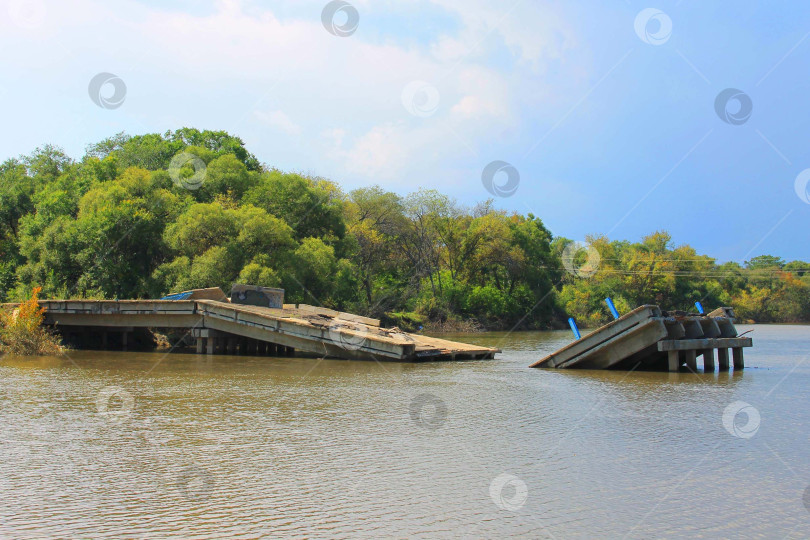 Скачать Разрушенный мост фотосток Ozero