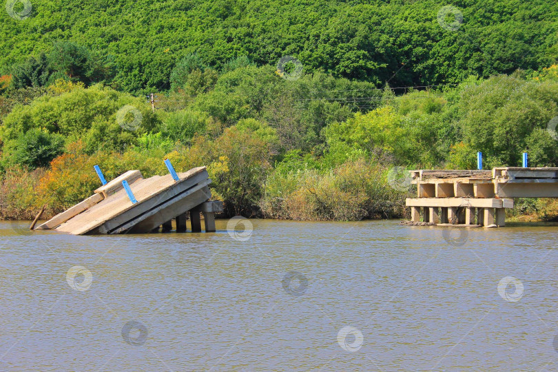 Скачать Разрушенный мост фотосток Ozero