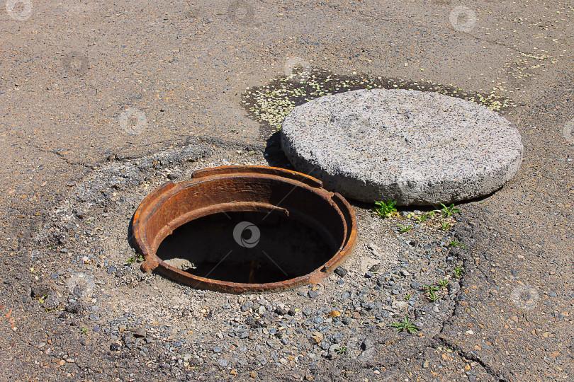 Скачать глубокий открытый канализационный люк фотосток Ozero