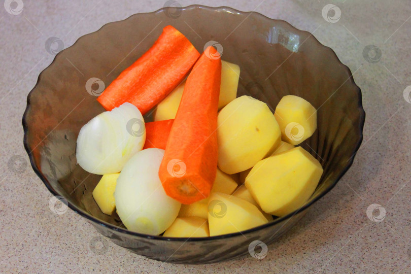 Скачать Очищенные свежие овощи фотосток Ozero