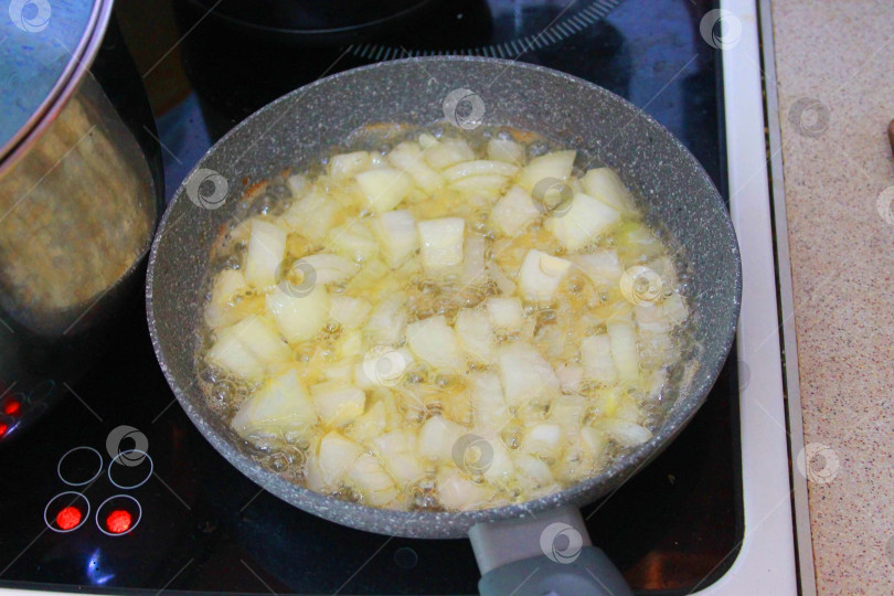 Скачать Продукты обжариваются на сковороде фотосток Ozero