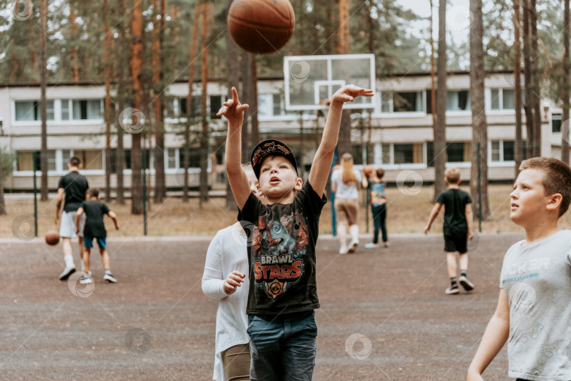 Скачать Санкт-Петербург, Россия, 23 июля 2020 года, Дети и подростки играют в баскетбол на спортивном матче фотосток Ozero