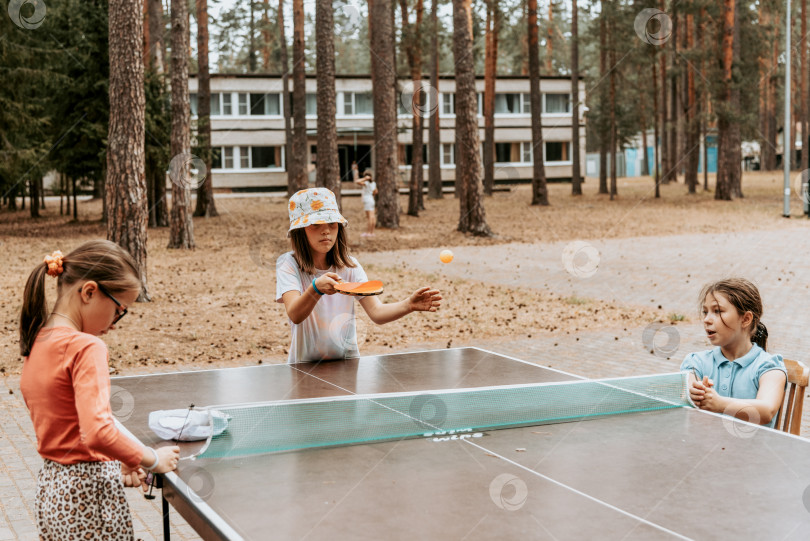 Скачать Санкт-Петербург, Россия, 23 июля 2020 года, Дети и подростки играют в настольный теннис фотосток Ozero