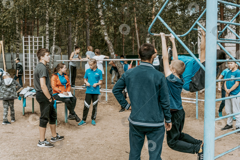 Скачать Санкт-Петербург, Россия, 23 июля 2020 года, Мальчики-подростки подтягиваются на турнике фотосток Ozero