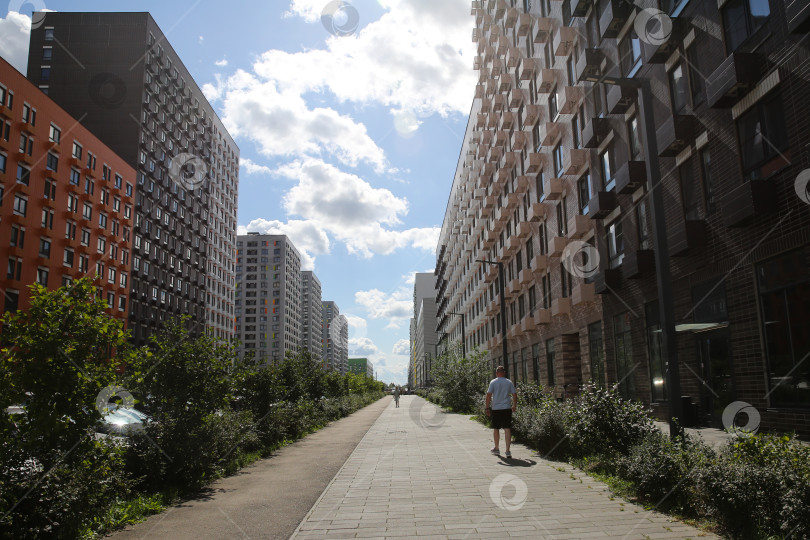 Скачать Москва, Россия - 16 августа 2025 года: Фасады домов в новом микрорайоне под названием "Бунинские луга" (ЖИЛОЙ КОМПЛЕКС "БУНИНСКИЕ ЛУГА") фотосток Ozero