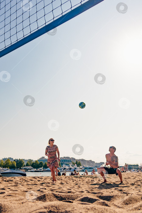 Скачать Санкт-Петербург, Россия, 17 августа 2019 года, Люди играют в пляжный волейбол фотосток Ozero