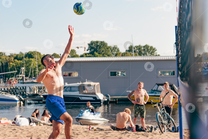 Скачать Санкт-Петербург, Россия, 17 августа 2019 года, Люди играют в пляжный волейбол фотосток Ozero
