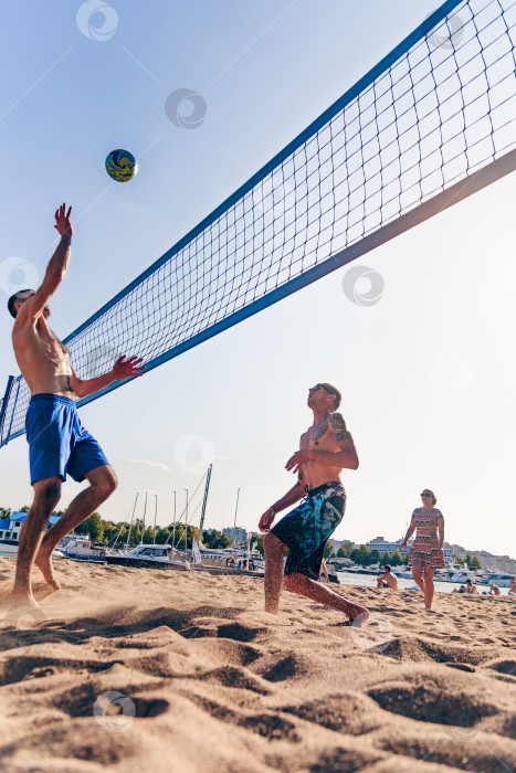 Скачать Санкт-Петербург, Россия, 17 августа 2019 года, Люди играют в пляжный волейбол фотосток Ozero