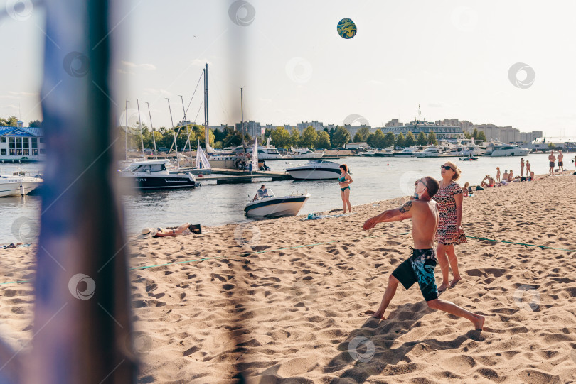 Скачать Санкт-Петербург, Россия, 17 августа 2019 года, Люди играют в пляжный волейбол фотосток Ozero
