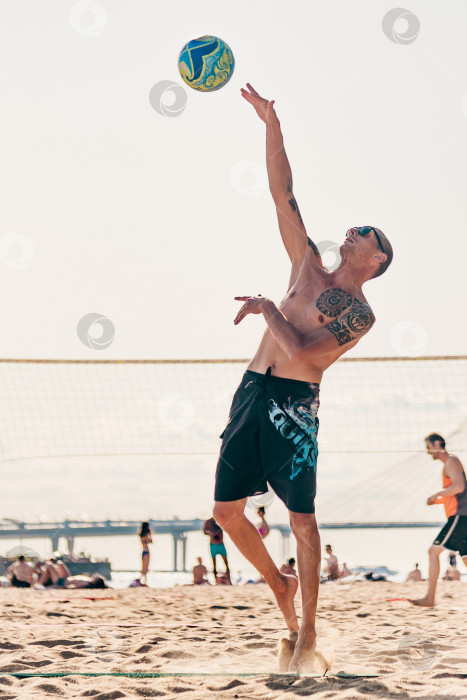 Скачать Санкт-Петербург, Россия, 17 августа 2019 года, Люди играют в пляжный волейбол фотосток Ozero