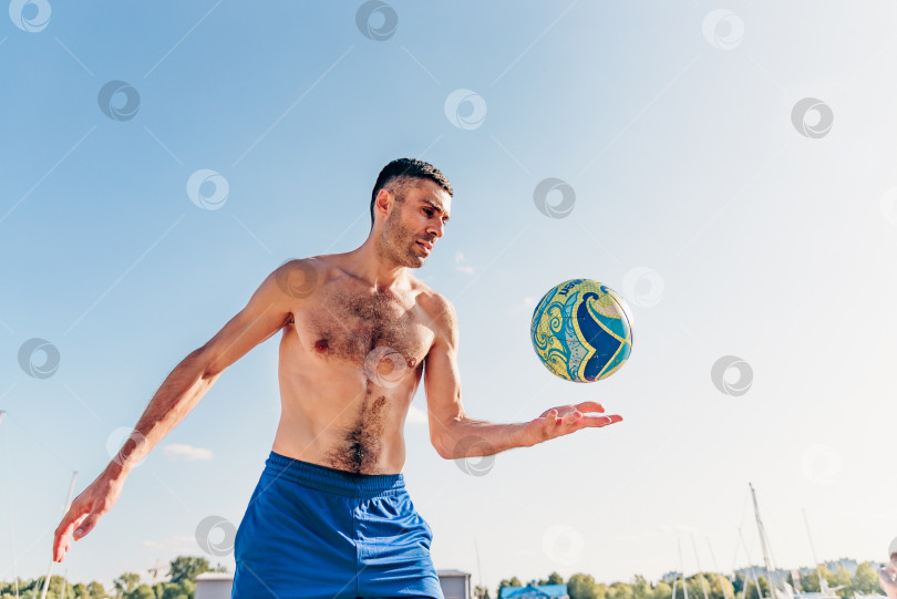 Скачать Санкт-Петербург, Россия, 17 августа 2019 года, Люди играют в пляжный волейбол фотосток Ozero