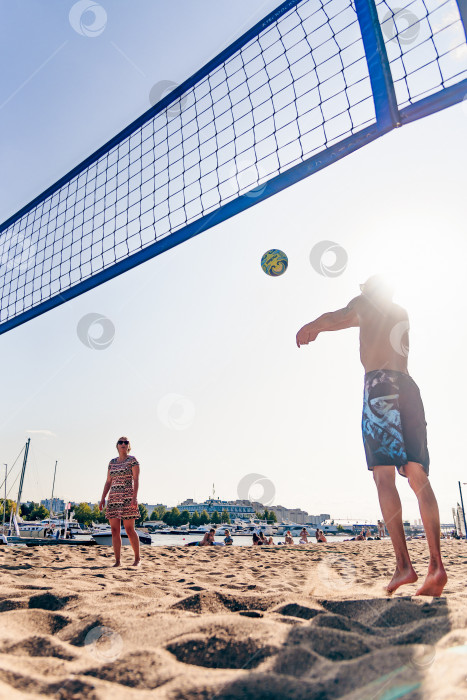 Скачать Санкт-Петербург, Россия, 17 августа 2019 года, Люди играют в пляжный волейбол фотосток Ozero