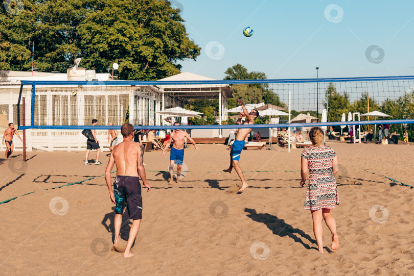 Скачать Санкт-Петербург, Россия, 17 августа 2019 года, Люди играют в пляжный волейбол фотосток Ozero