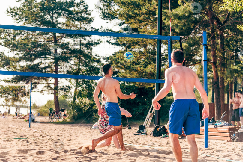 Скачать Санкт-Петербург, Россия, 17 августа 2019 года, Люди играют в пляжный волейбол фотосток Ozero