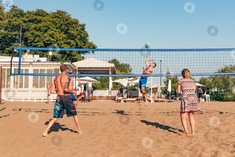 Скачать Санкт-Петербург, Россия, 17 августа 2019 года, Люди играют в пляжный волейбол фотосток Ozero