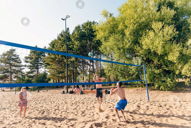 Скачать Санкт-Петербург, Россия, 17 августа 2019 года, Люди играют в пляжный волейбол фотосток Ozero