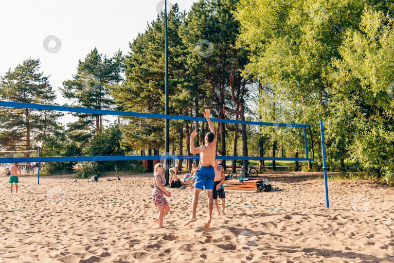 Скачать Санкт-Петербург, Россия, 17 августа 2019 года, Люди играют в пляжный волейбол фотосток Ozero
