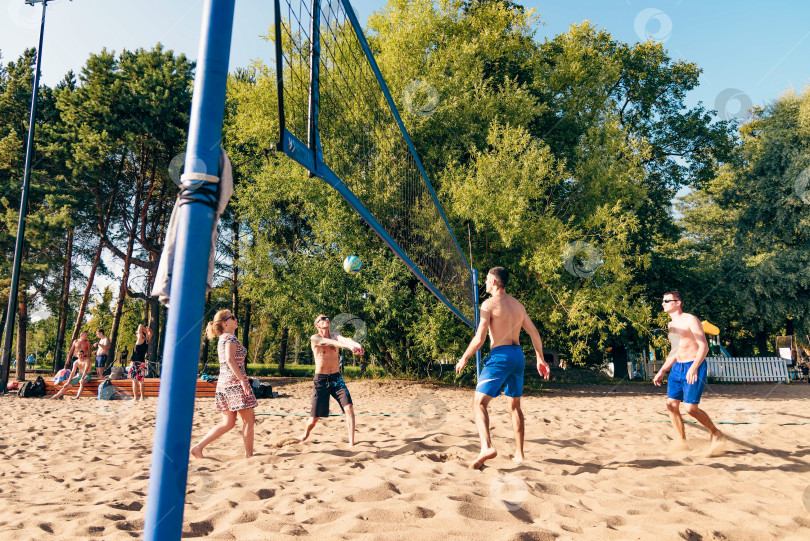 Скачать Санкт-Петербург, Россия, 17 августа 2019 года, Люди играют в пляжный волейбол фотосток Ozero
