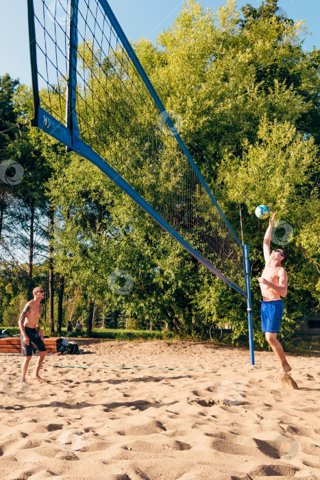 Скачать Санкт-Петербург, Россия, 17 августа 2019 года, Люди играют в пляжный волейбол фотосток Ozero