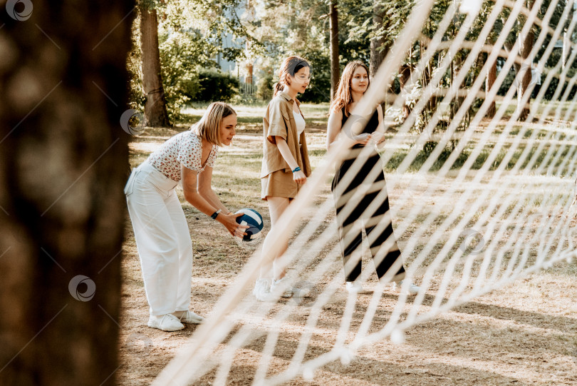 Скачать Санкт-Петербург, Россия, 18 июня 2021 года, Подростки играют в волейбол на открытом стадионе фотосток Ozero