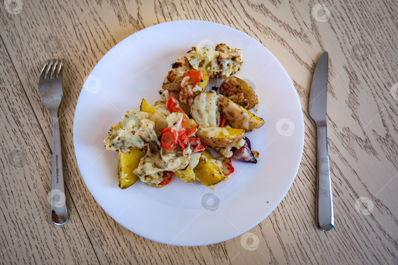 Скачать Картошка с овощами и сыром. фотосток Ozero