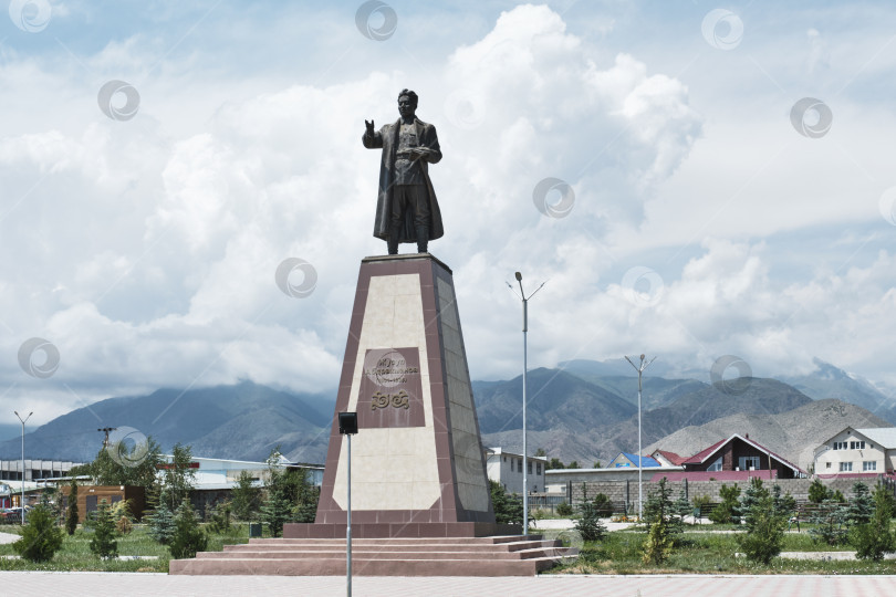 Скачать Памятник Жусупу Абдрахманову в парке, Чолпон-Ата, Кыргызстан фотосток Ozero