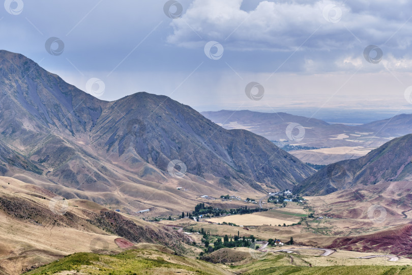 Скачать Панорамный вид на ущелье Чункурчак в Кыргызстане фотосток Ozero