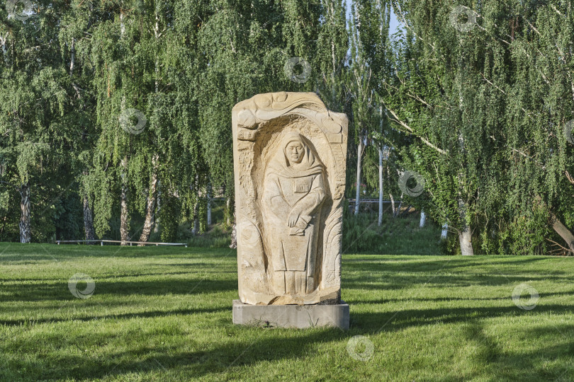 Скачать Каменная скульптура кыргызской женщины Толгонай в парке, Чолпон-Ата, Кыргызстан фотосток Ozero