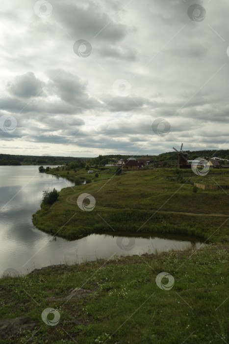 Скачать Пейзаж с рекой и мельницей фотосток Ozero