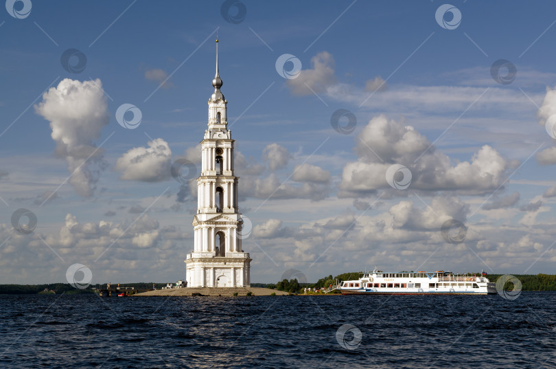 Скачать Колокольня Свято-Никольского собора фотосток Ozero