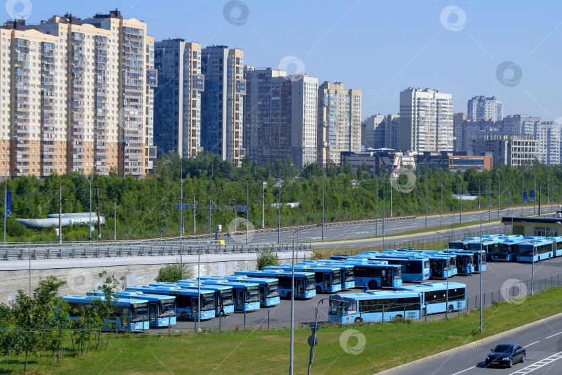 Скачать Парковка городских автобусов в городе Санкт-Петербург. Передача смены водителями. фотосток Ozero