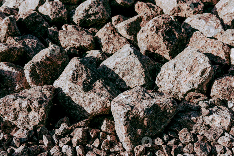 Скачать Текстура натурального камня с трещинами, растительностью и грязью, текстурный фон фотосток Ozero