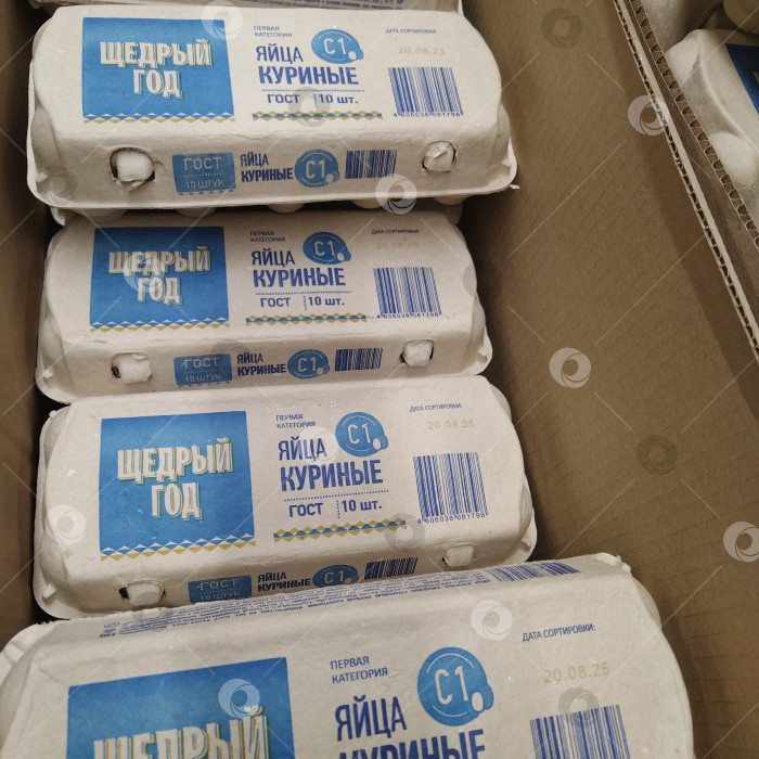 Скачать Отдел куриных яиц в магазине "Чижик". фотосток Ozero