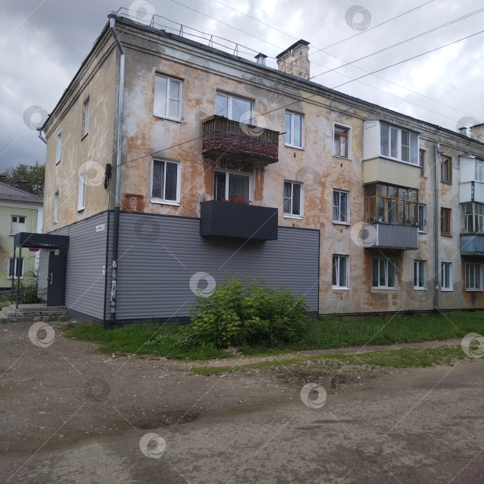 Скачать Трёхэтажный многоквартирный дом. фотосток Ozero