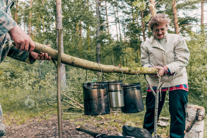 Скачать Санкт-Петербург, Россия, 6 июня 2020 года, Туристка готовит еду на костре фотосток Ozero