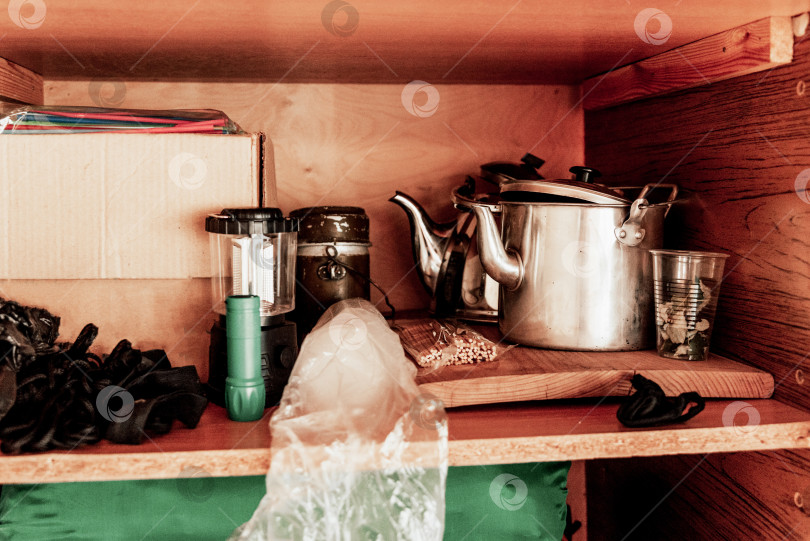 Скачать Алюминиевая посуда для кемпинга, туризма, пикника, чайники, термосы и тарелки в шкафу фотосток Ozero
