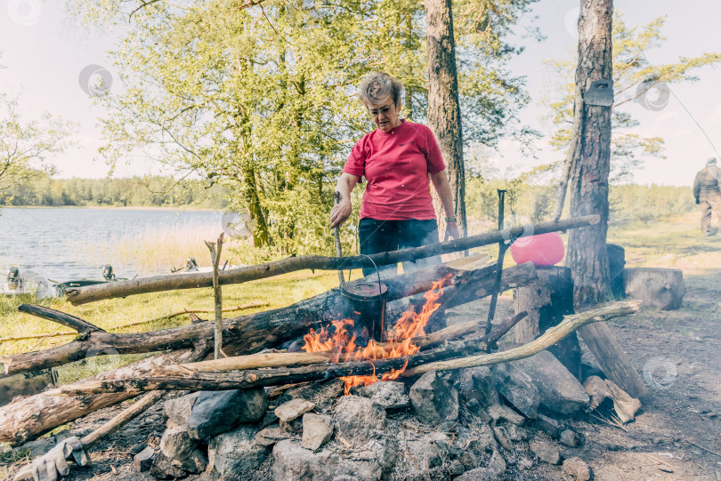 Скачать Санкт-Петербург, Россия, 7 июня 2020 года, туристка готовит еду на костре фотосток Ozero