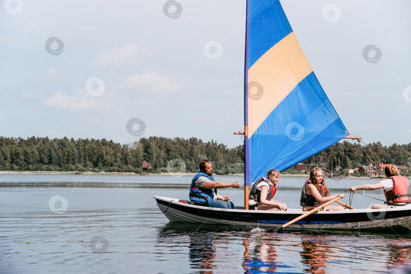 Скачать Карелия, Россия, 9 июня 2019 года, туристы плывут на деревянной парусной лодке по Ладожскому озеру фотосток Ozero