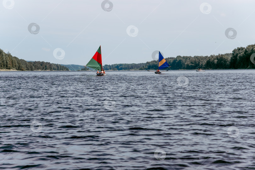 Скачать Карелия, Россия, 9 июня 2019 года, туристы плывут на деревянной парусной лодке по Ладожскому озеру фотосток Ozero