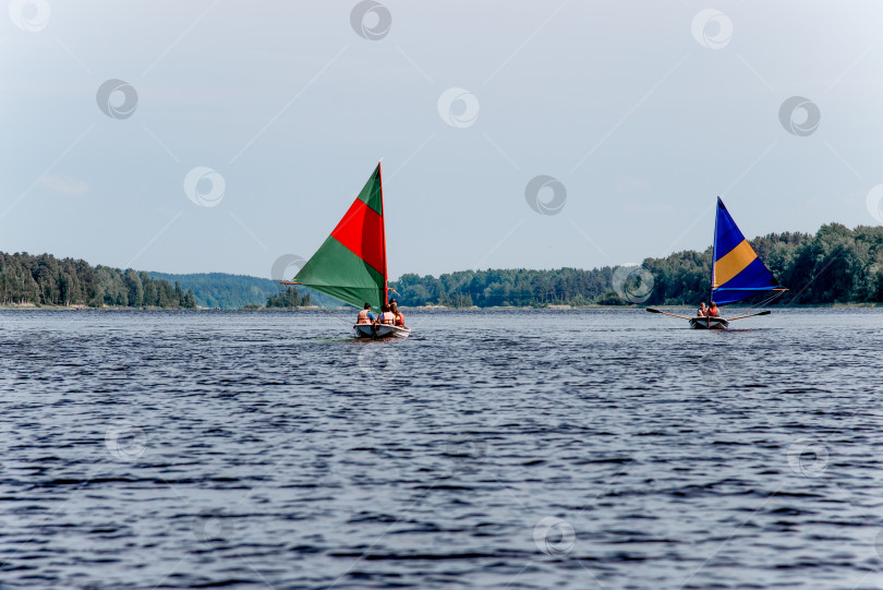 Скачать Карелия, Россия, 9 июня 2019 года, туристы плывут на деревянной парусной лодке по Ладожскому озеру фотосток Ozero