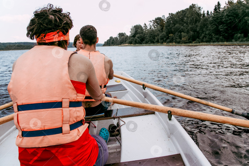 Скачать Карелия, Россия, 9 июня 2019 года, туристы плывут на деревянных весельных лодках по Ладожскому озеру фотосток Ozero